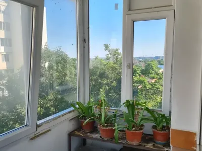 balcon luminos cu flori vanzare-cumparare apartament Sector 2, București